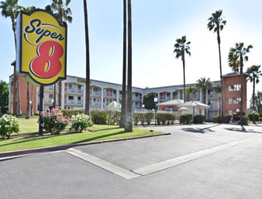 Super 8 by Wyndham Bakersfield / Central
