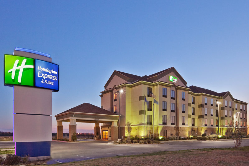 Holiday Inn Express & Suites Shawnee