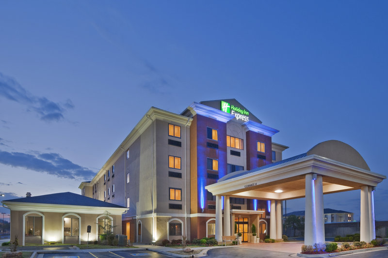 Holiday Inn Express & Suites Midwest