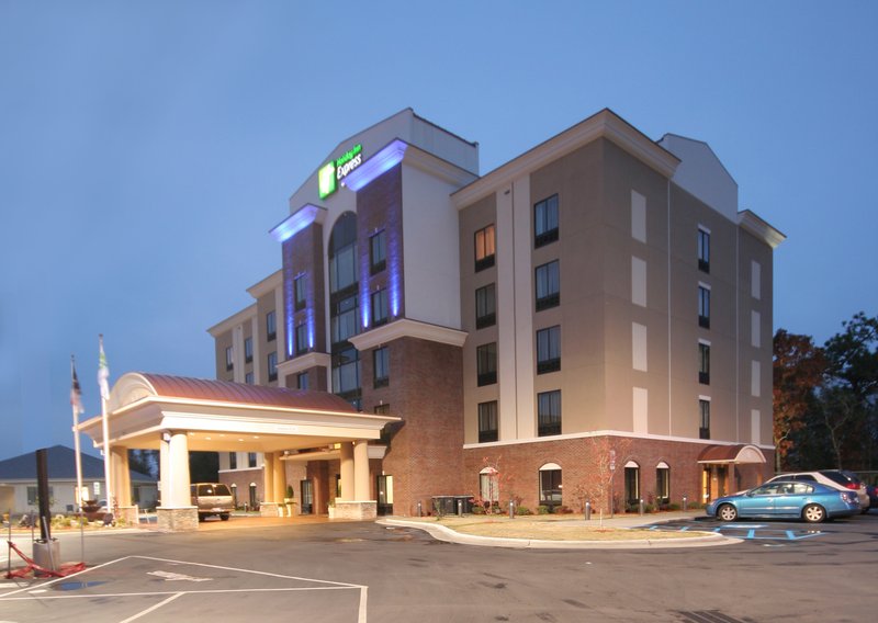 Holiday Inn Express Hotel & Suites Hope Mills