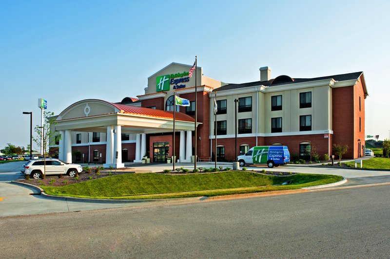 Holiday Inn Express & Suites Morton Peoria Area