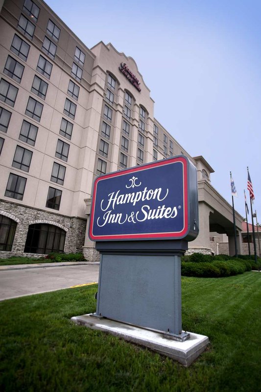 Hampton Inn & Suites Kansas City Country Club Plaza