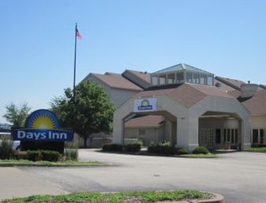 Days Inn & Suites by Wyndham St. Louis / Westport Plaza
