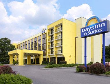 Days Inn & Suites by Wyndham SE Columbia Ft. Jackson