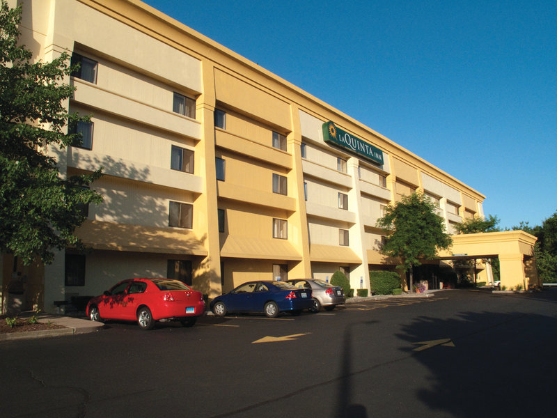 La Quinta Inn & Suites by Wyndham Hartford Bradley Airport