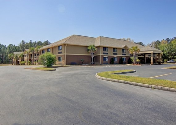 Comfort Inn & Suites near Robins Air Force Base Main Gate